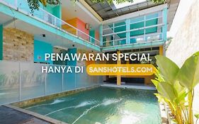 Sans Hotel Borobudur Banyuwangi